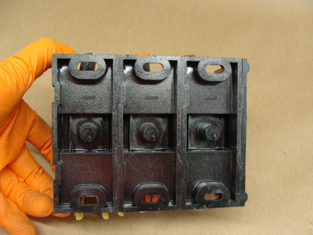 FERRAZ SHAWMUT POWER DISTRIBUTION BLOCK 67493 3P 600V