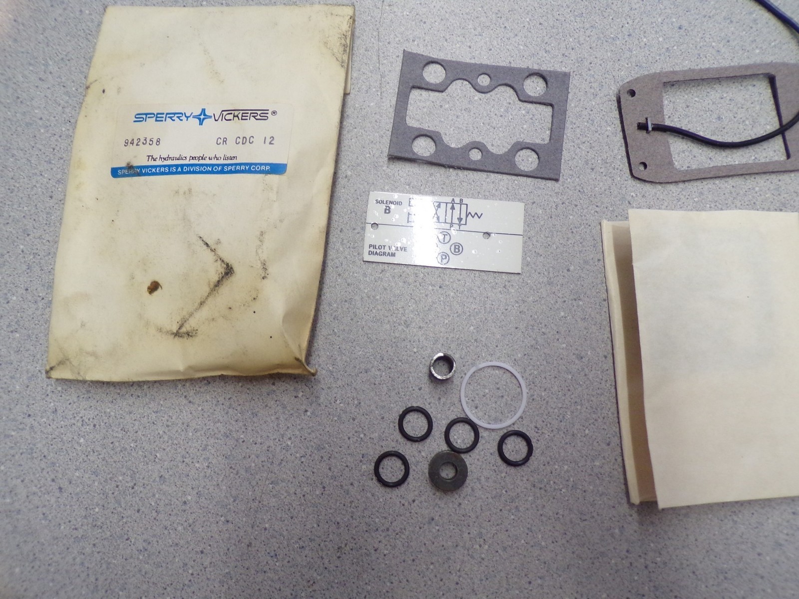 NEW Sperry Vickers Spool Kit 942358 CR CDC 12 *FREE SHIPPING*