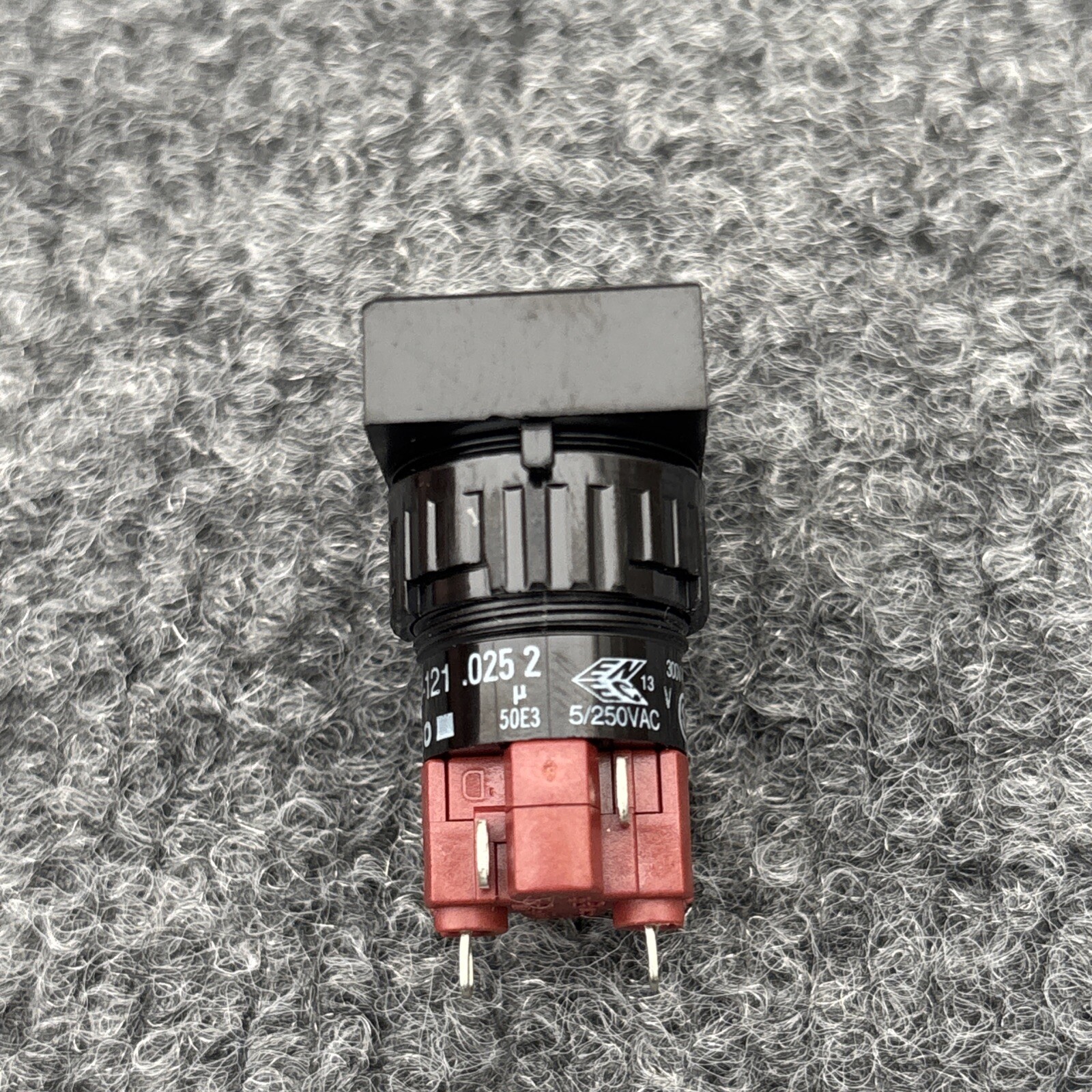 EAO 31-121.0252 Push button switch New Other