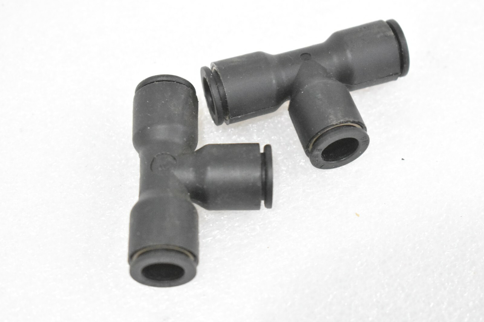 PARKER LEGRIS 3104-60-00 3/8″ OD, NYLON PUSH-TO CONNECT TUBE TEE (LOT OF 2)