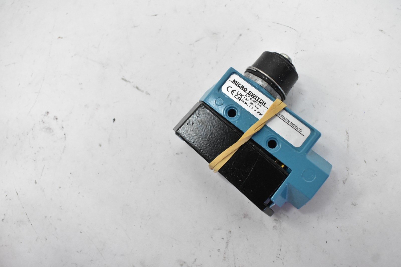 Honeywell BZE6-2RN72 Switch Limit N.O./N.C. SPDT Top Plunger Conduit NO HARDWARE