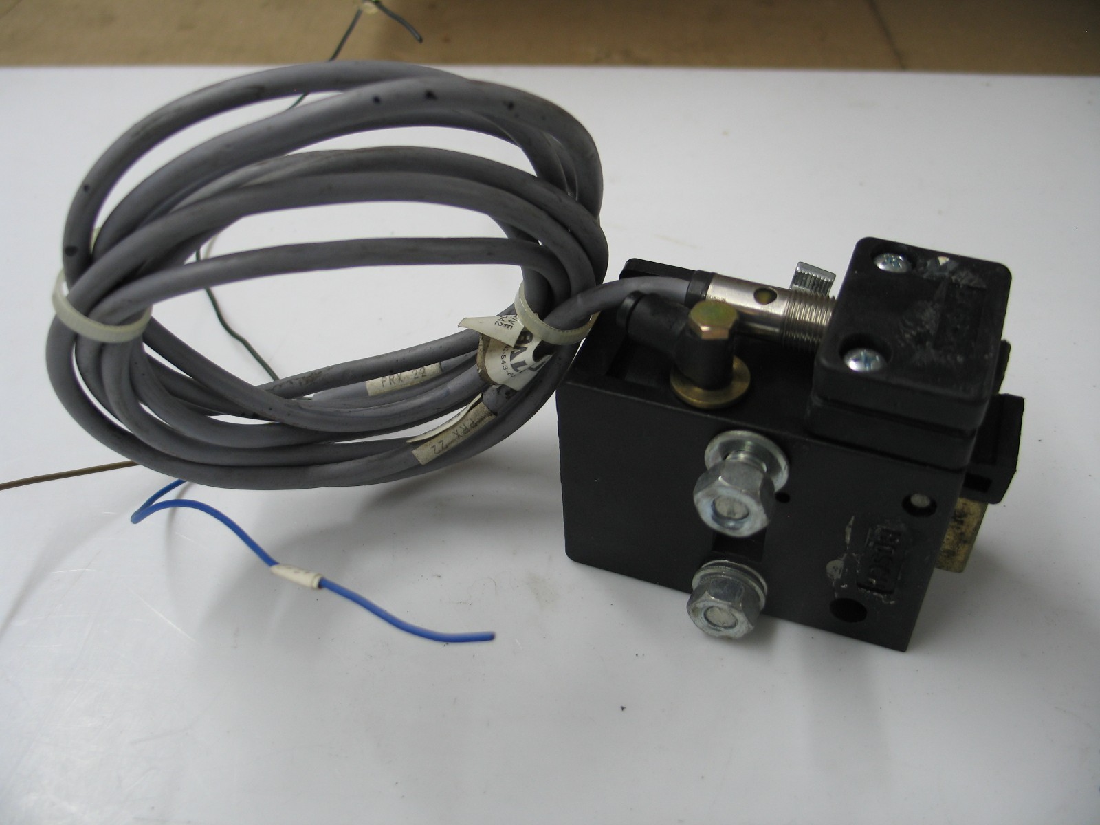 BOSCH 0-842-900-300 PNEUMATIC STOP GATE & BALLUFF 516-356 PROX SW + HDWR Q0266