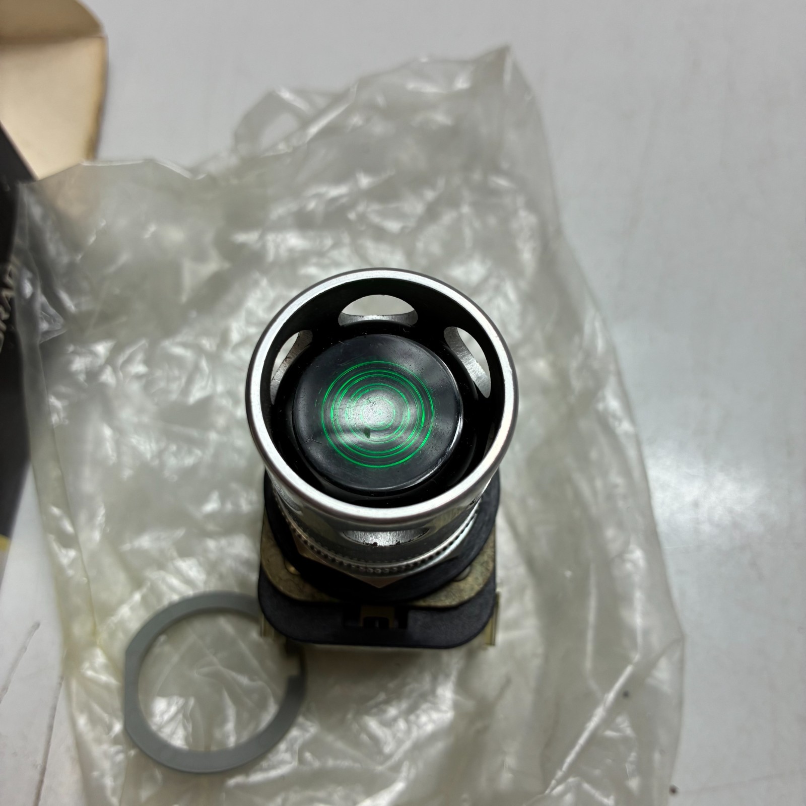 ALLEN BRADLEY 800T-QA24G PUSHBUTTON GREEN ILL SER T 1NO/1NC 24VAC/DC FULL VOLT