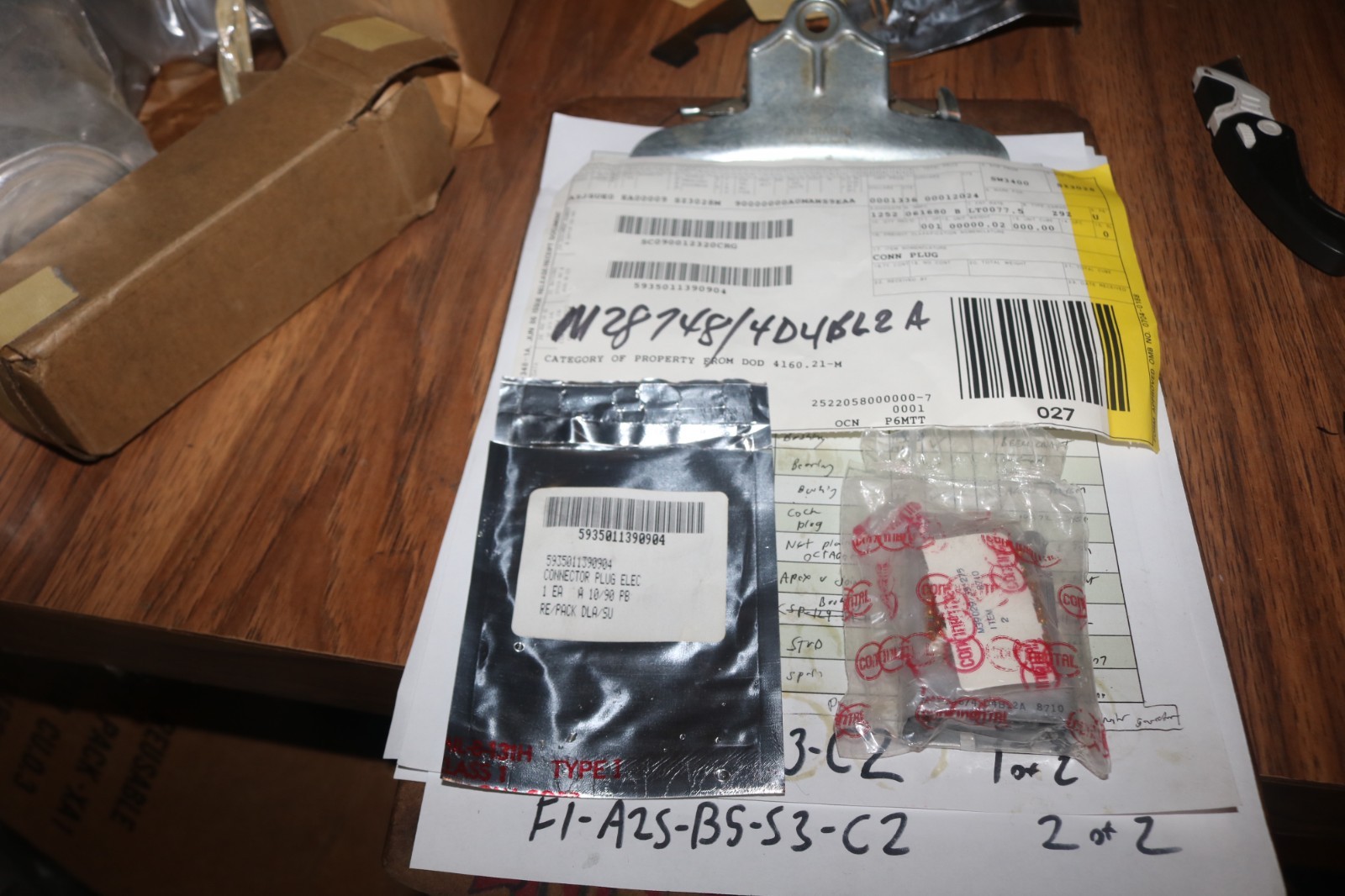 NOS Continental Electrical connector M28748/4-D4BL2A 5935-01-139-0904