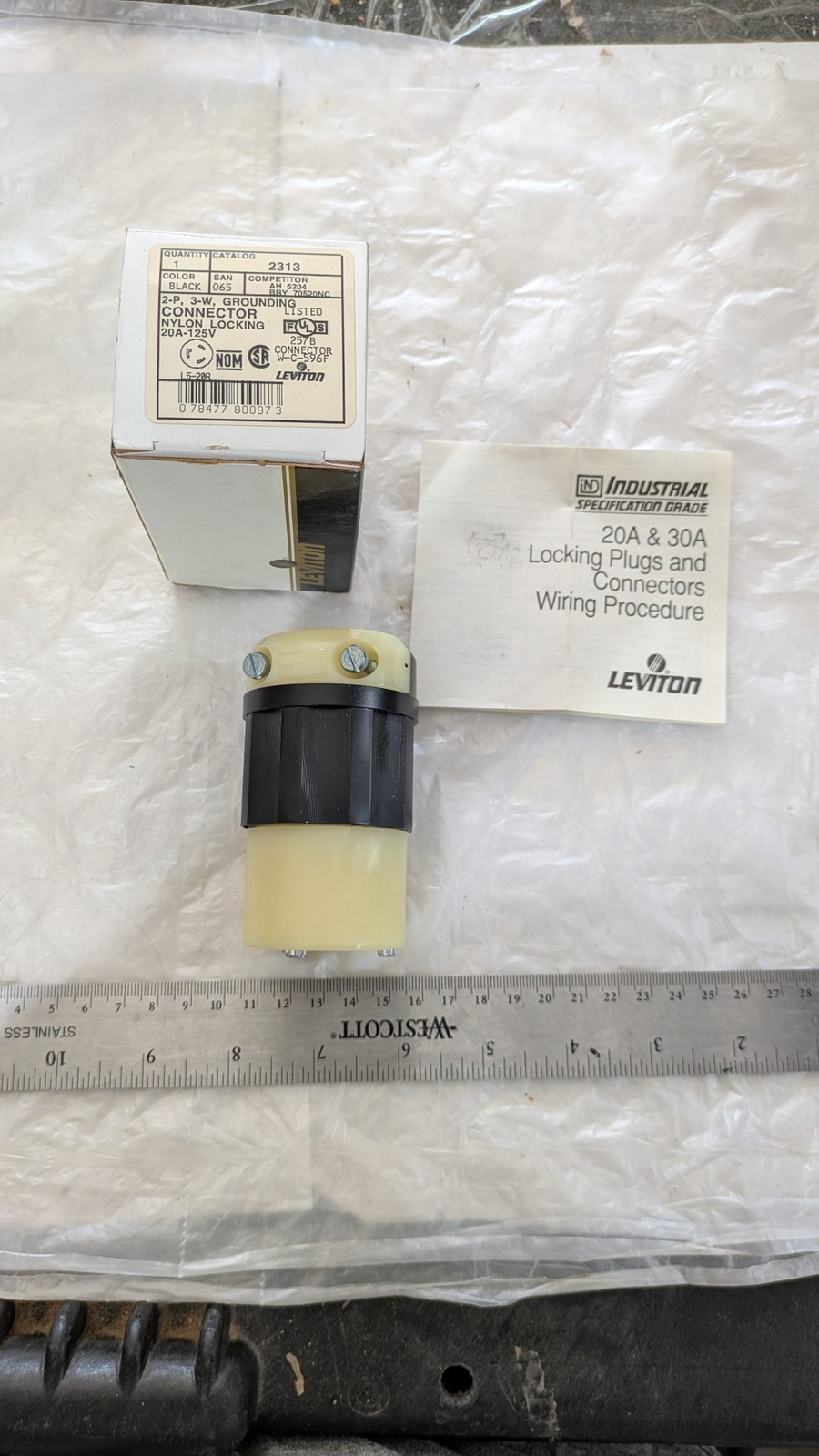 LEVITON 2313 2-P 3-W GROUNDING CONNECTOR NYLON LOCKING 20A 125V