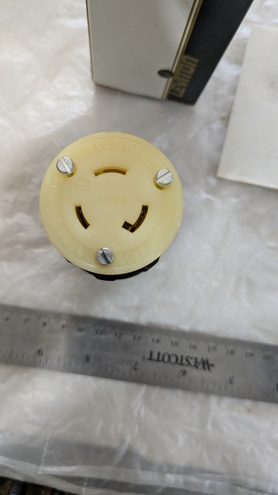 LEVITON 2313 2-P 3-W GROUNDING CONNECTOR NYLON LOCKING 20A 125V