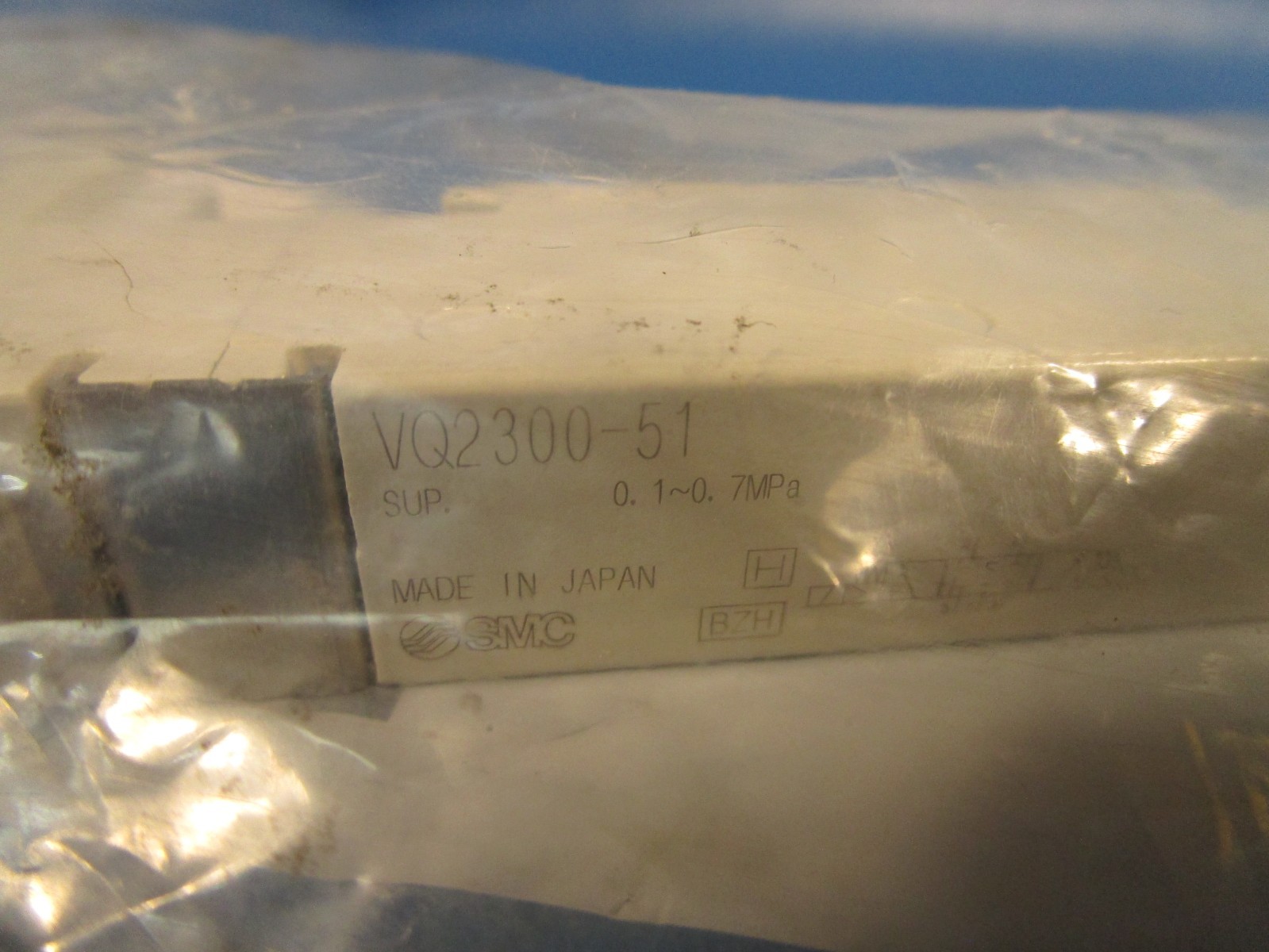 SMC VQ2300-51, Solenoid Valve 5 Port 4 Way/3 Position 24VDC