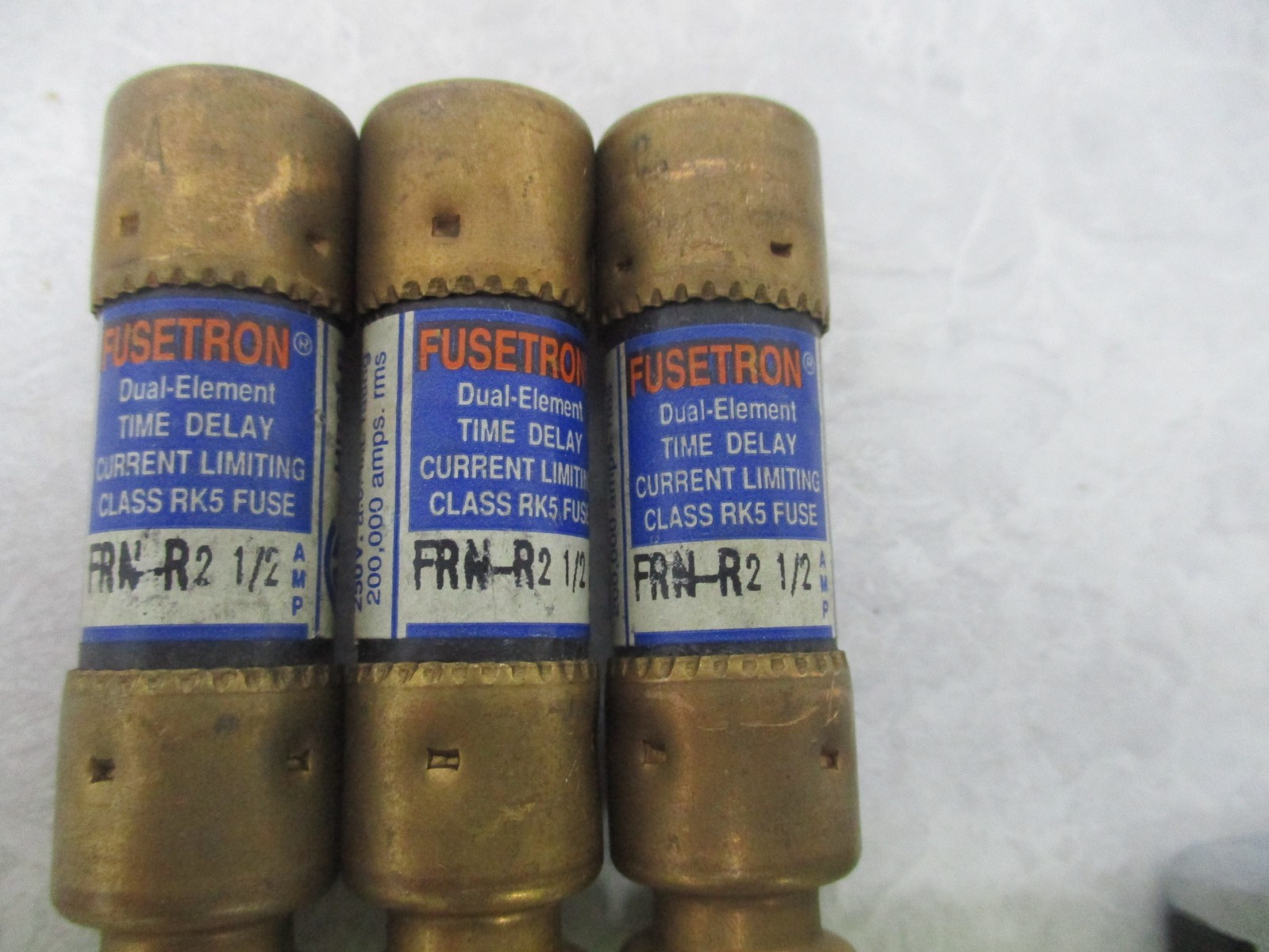 LOT OF 3 FUSETRON FRN-R-2-1/2, CLASS RK5 FUSES, 2-1/2AMP, 250V, XA0082