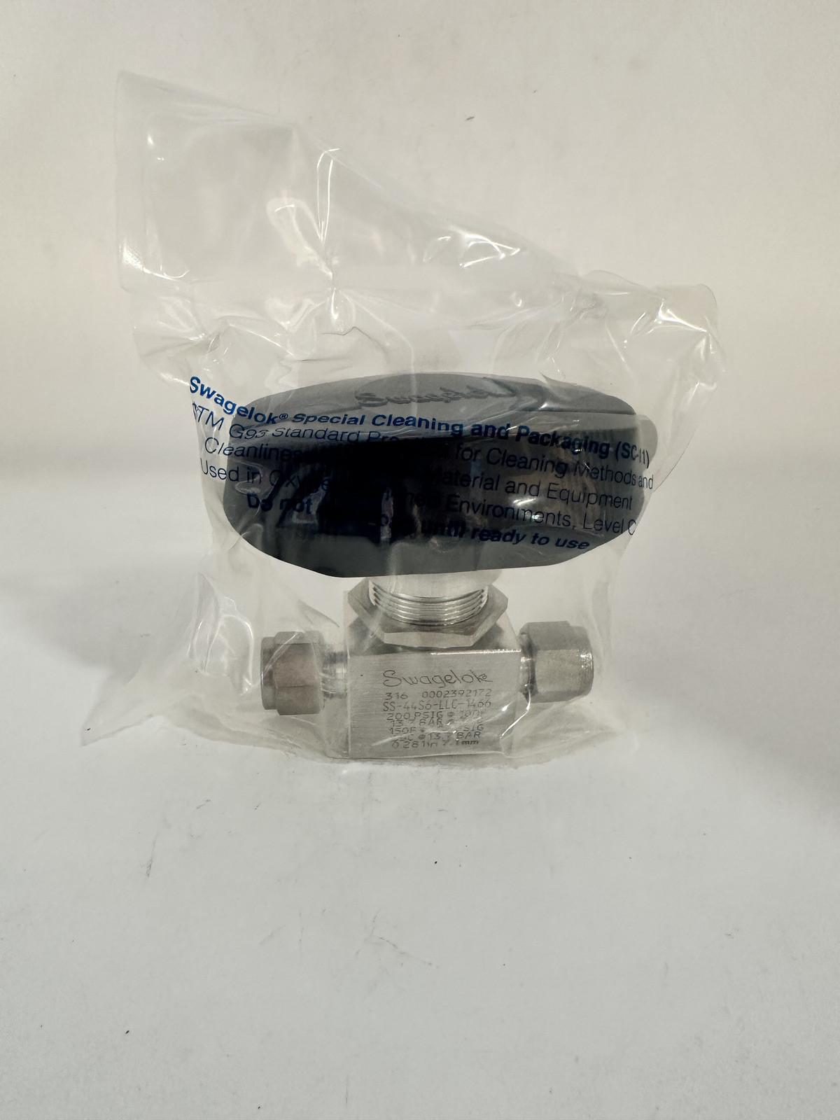 SS-44S6-LLC-1466 Swagelok 3/8″ Non-Lubricated Ball Valve, Latch Lock Handle