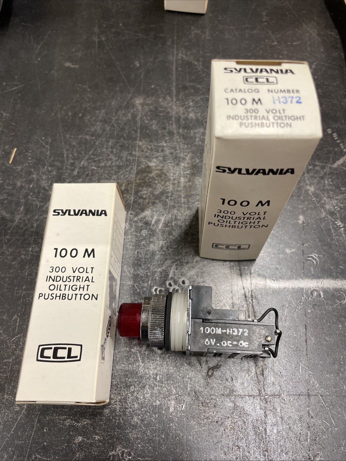 Lot of 3 New Vintage Sylvania 100M-H372 Illuminated Red 300V Industrial Oiltight