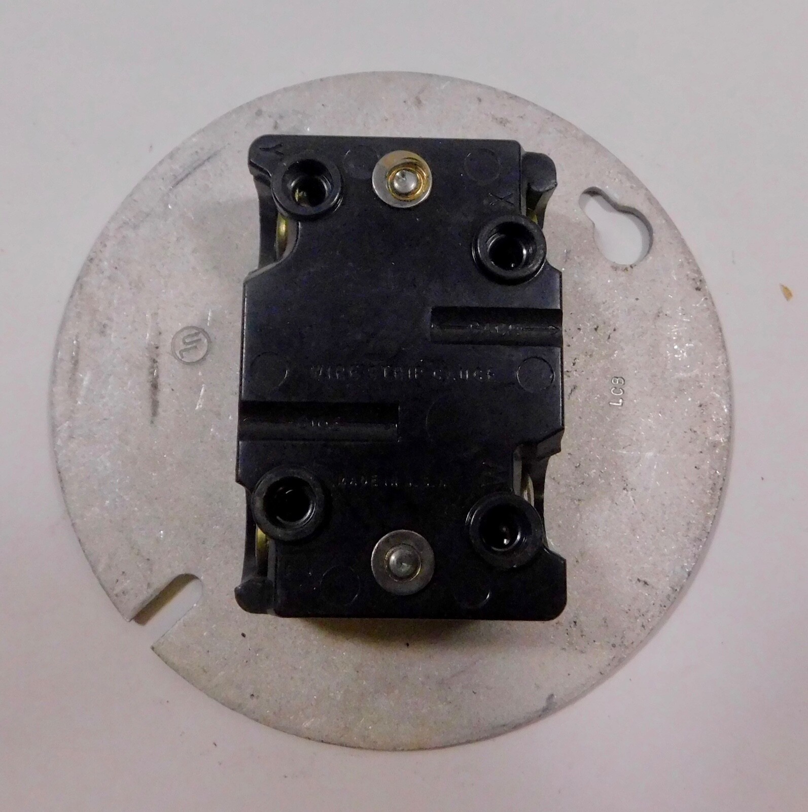 Hubbell Wire Strip Gauge Twist-Lock 20 attached to 20A 120/208V.30Y Plate