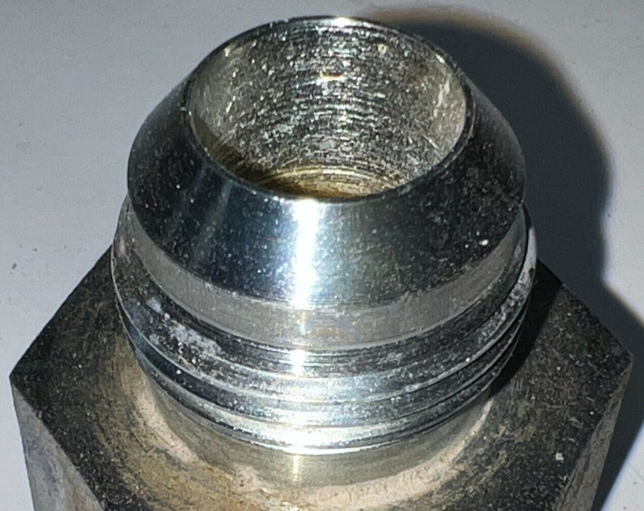 FUI CONVERSION ADAPTER FITTING STEEL SMA-12 FNPT X SMA-16 SAE-ORB 1-1/2″ HEX