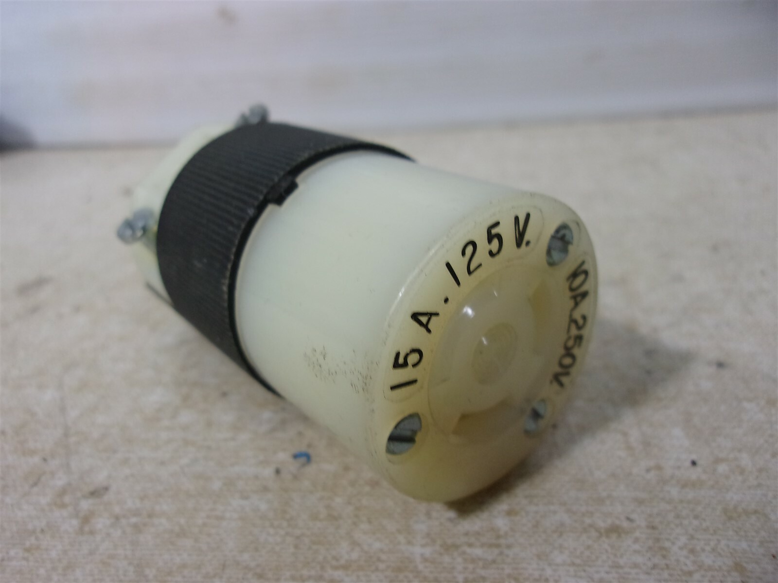 NEW Hubbell Twist Lock 15A 125V 10A 250V Connector *FREE SHIPPING*