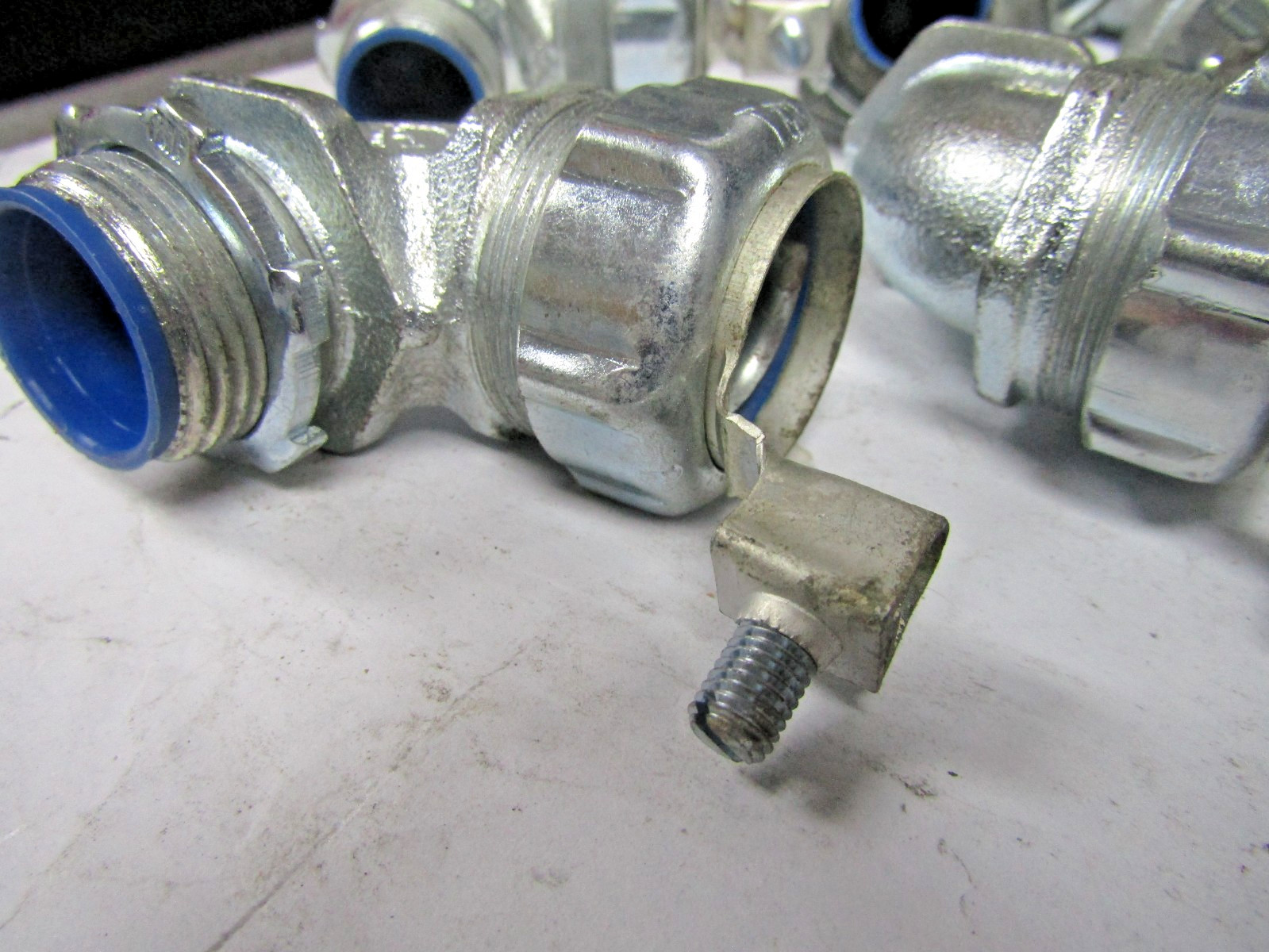 ✌️10) NEW THOMAS BETTS 3/4″ 90° LIQUIDTIGHT CONNECTOR GROUNDED 5353GR BOX OF 10