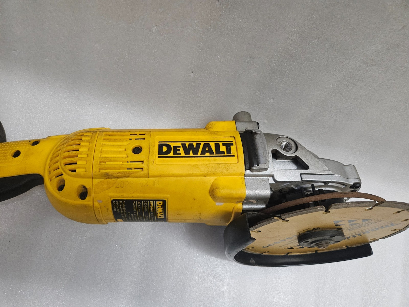 DEWALT DWE493 B101 LARGE ANGLE GRINDER 220-240V 50/60Hz 2200W