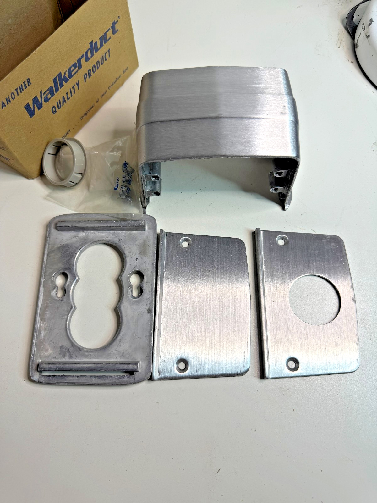 WALKER/WIREMOLD 501 ALUMINUM SERVICE FITTING WALKERDUCT. QTY X 1