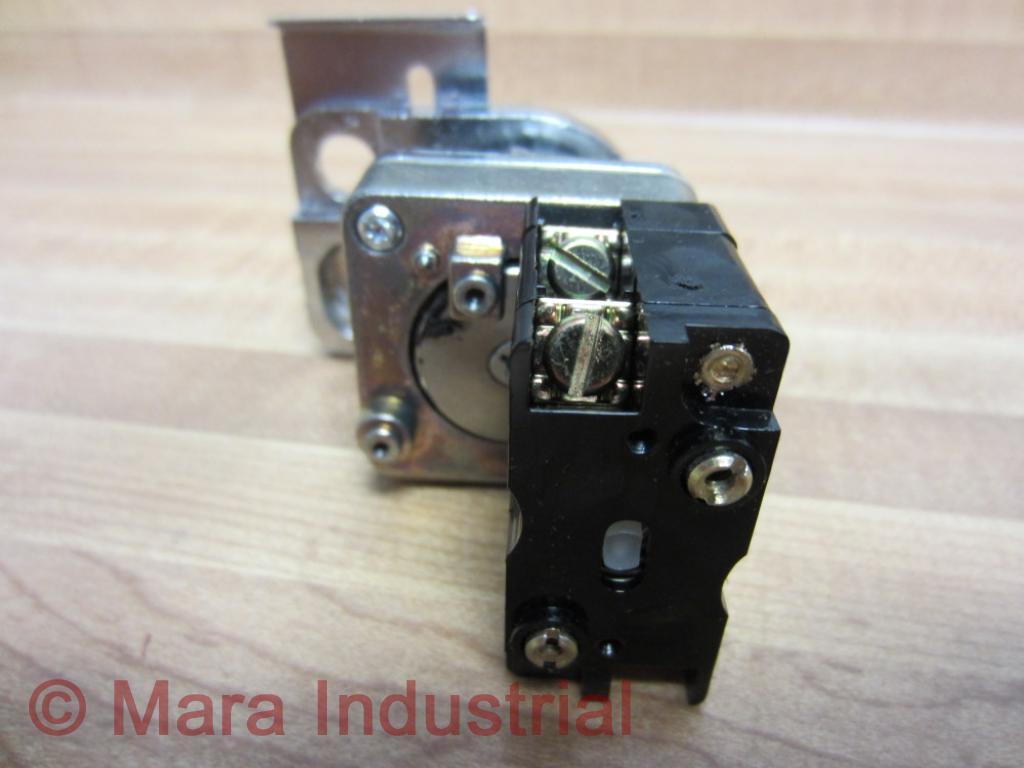 Rees 40102-102 Pushbutton 40102102 W/O Mushroom Plunger