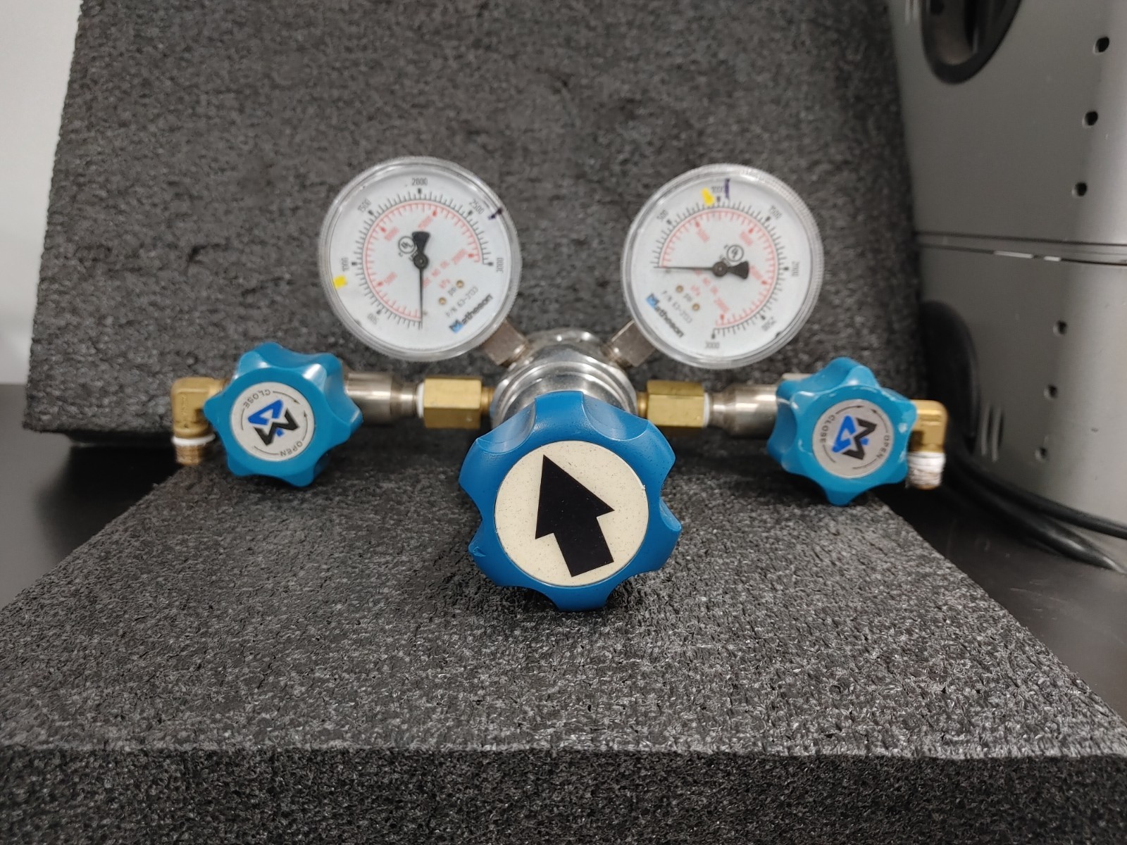 MATHESON High Purity Regulator with MATHESON Valve X2 and Pressure Gauges