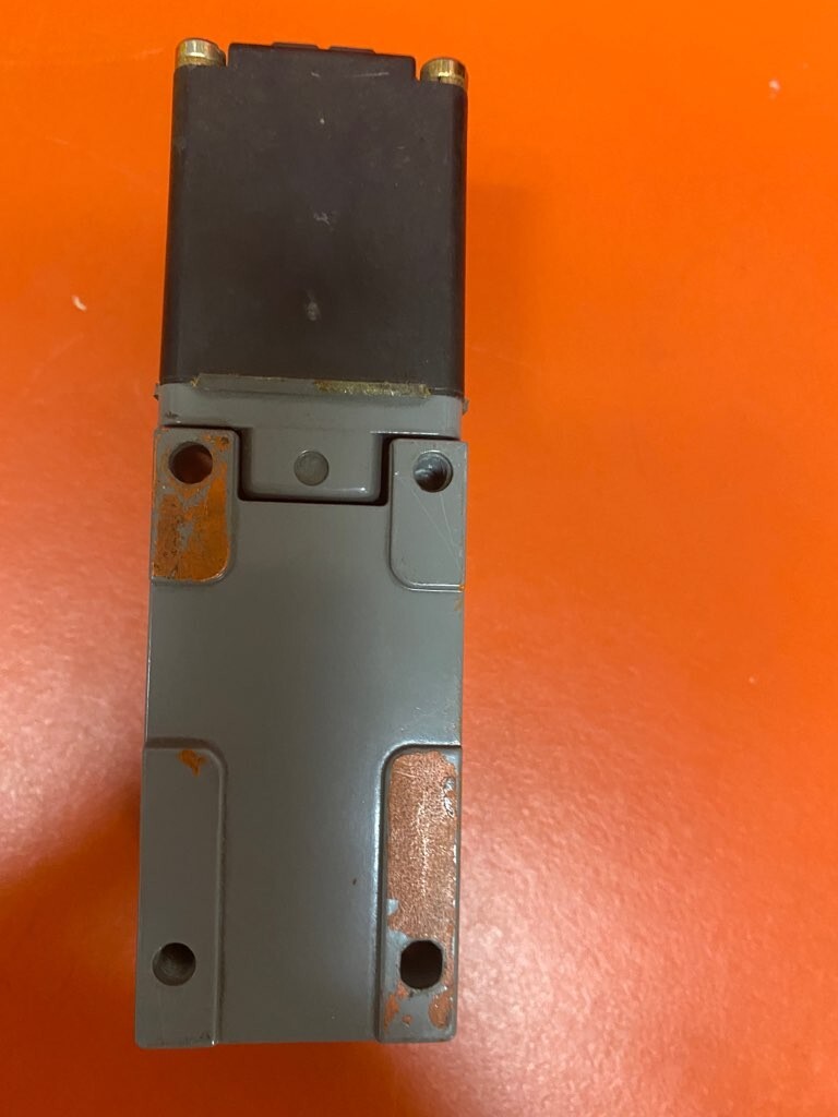 CH Cutler Hammer E51SNL Limit Switch on E51RN Receptacle With E51DF33 Head