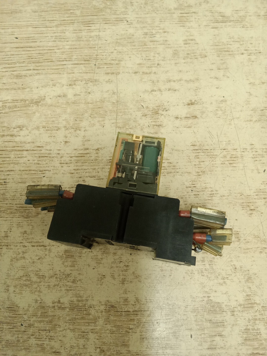 Idec RU4S-D24 Relay w/ Socket Base HC4SFD AP38479-5 63520 *FREE SHIPPING*