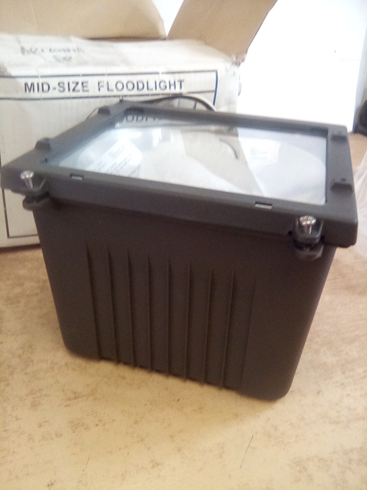Howard Industries MSF-70-MH-4T Mid Size Floodlight 70Watt