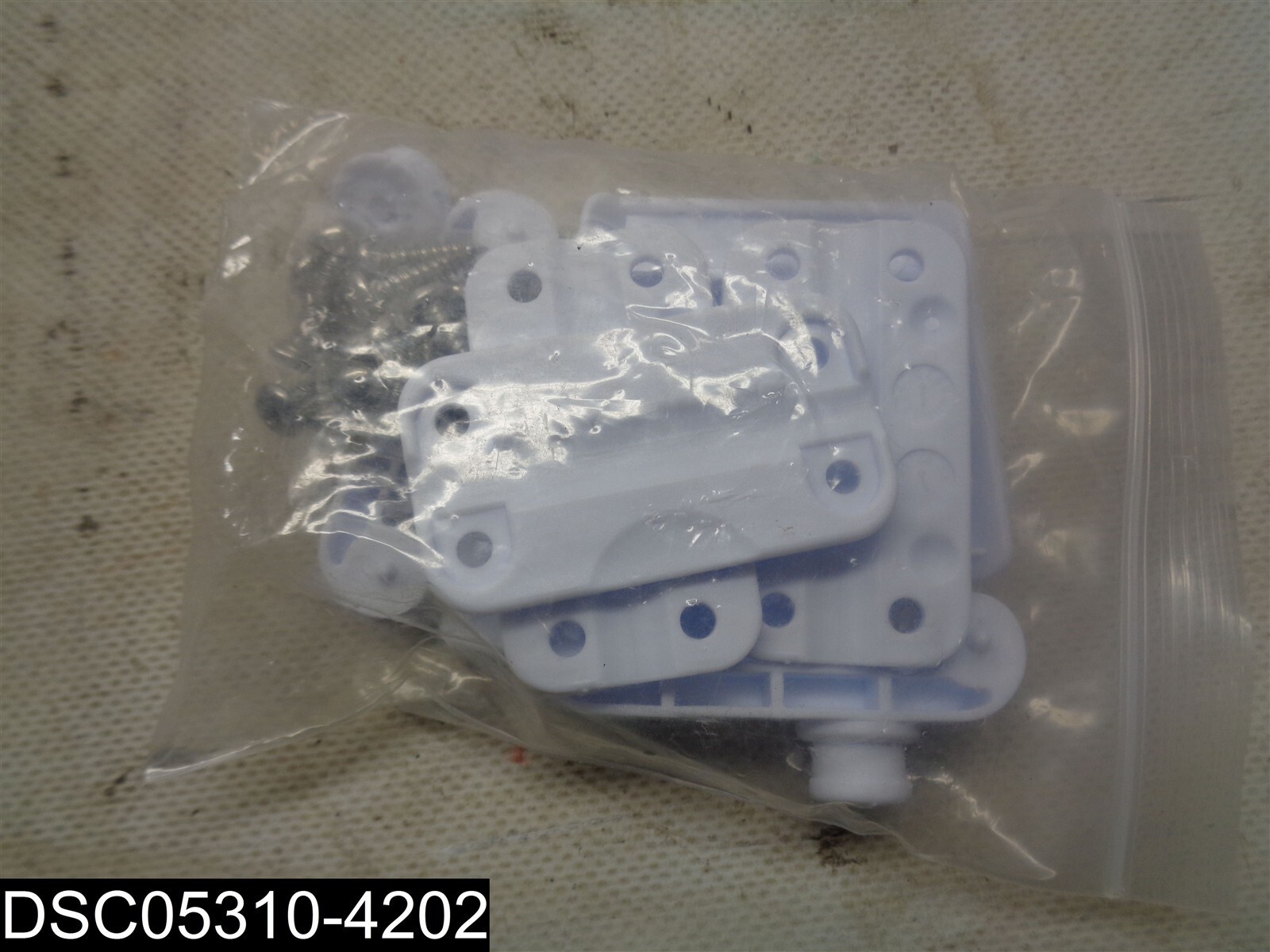 2 Piece: Igloo Standard Plastic Latch Set