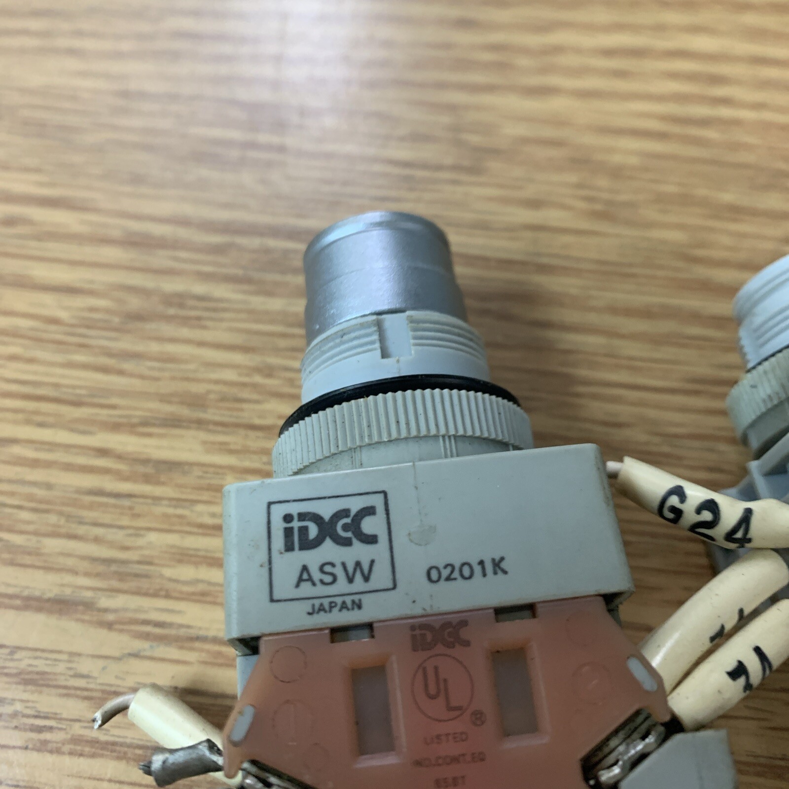 IDEC KEYED SELECTOR SWITCH ASW0201K, APW000 See Pics