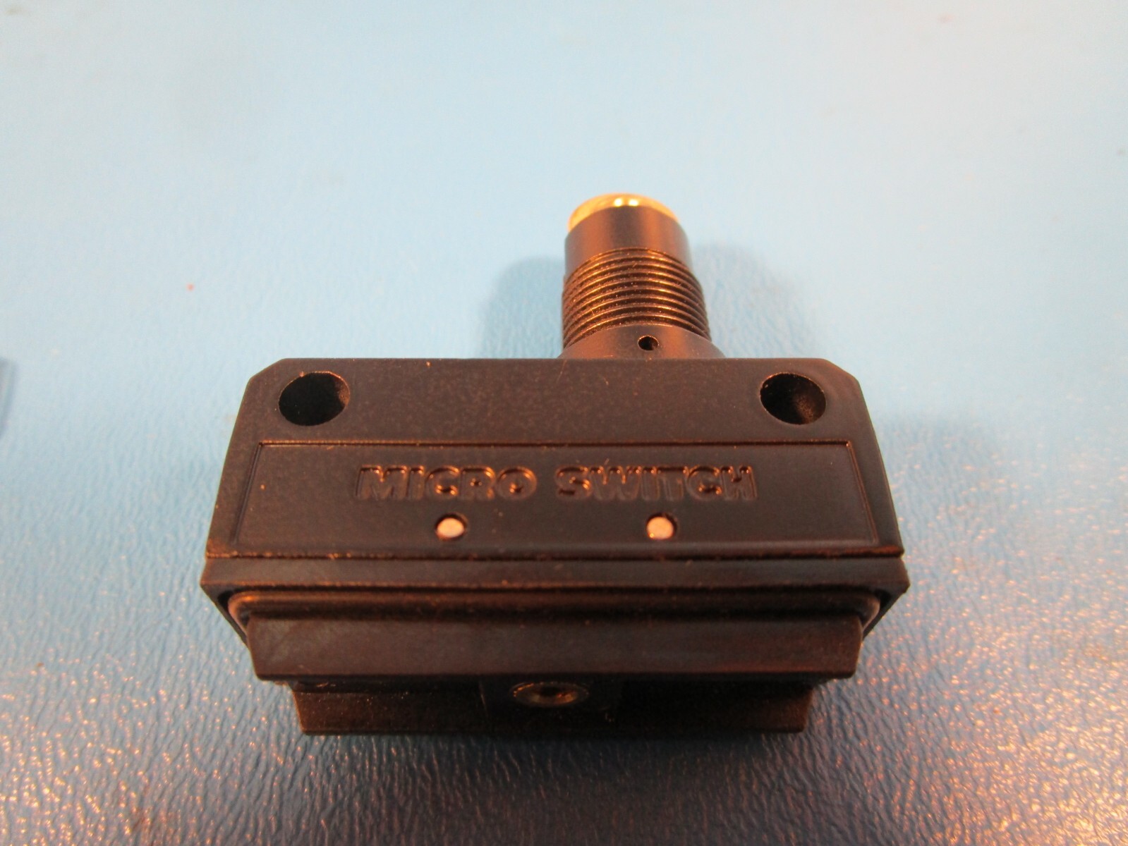 Yamatake Sl1-Ak2 Micro Limit Switch, YAMATAKE 9932P with Base (Honeywell)