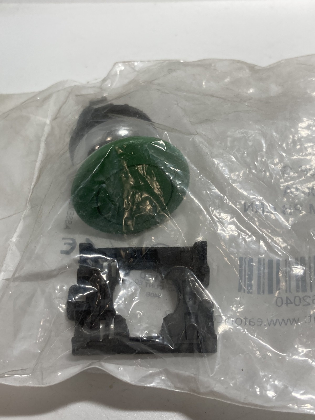 EATON M22M-DP-G PUSHBUTTON OPERATOR MUSHROOM GREEN MOMENTARY NIB