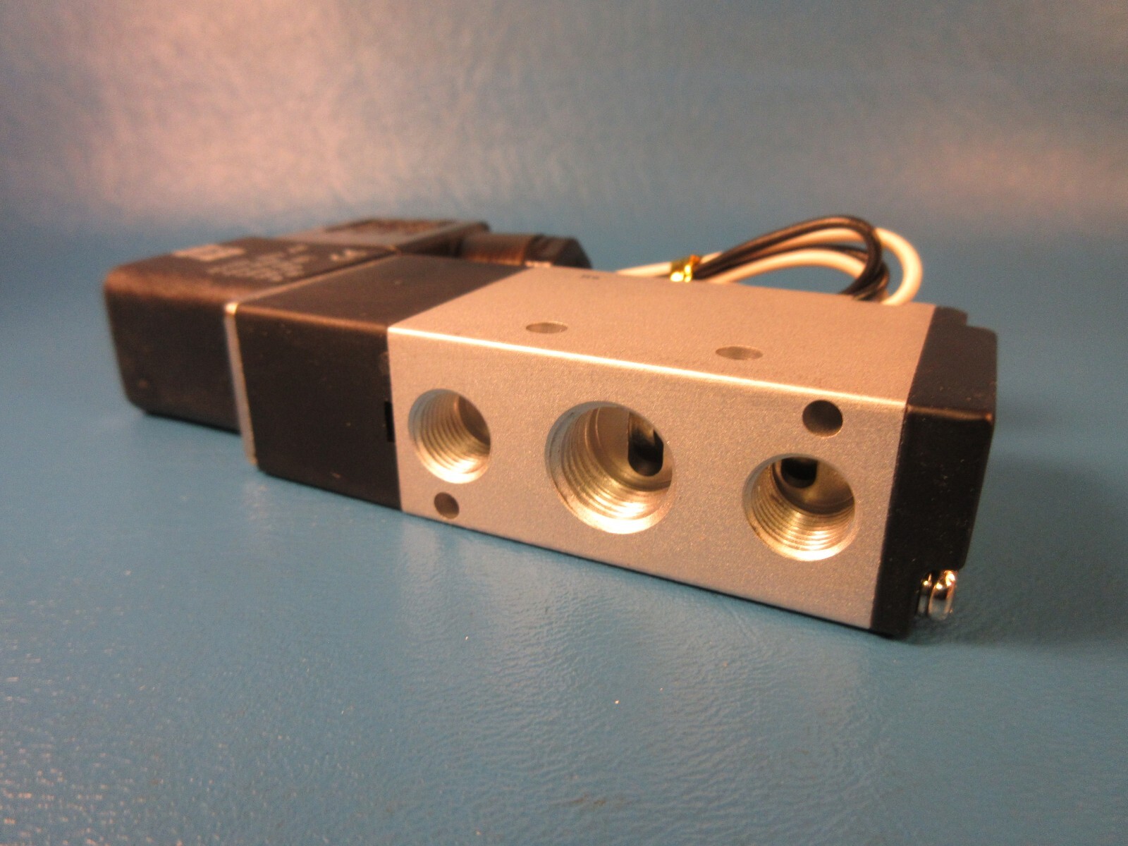 STC 4V210-08, Solenoid Valve, AC110V, 60Hz, Sizto Tech Corporation (AirTAC)