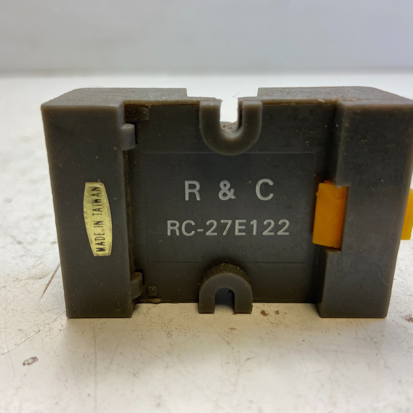 R&C RC-27E122 RELAY SOCKET 8 PIN 10 AMPS 300 VOLTS