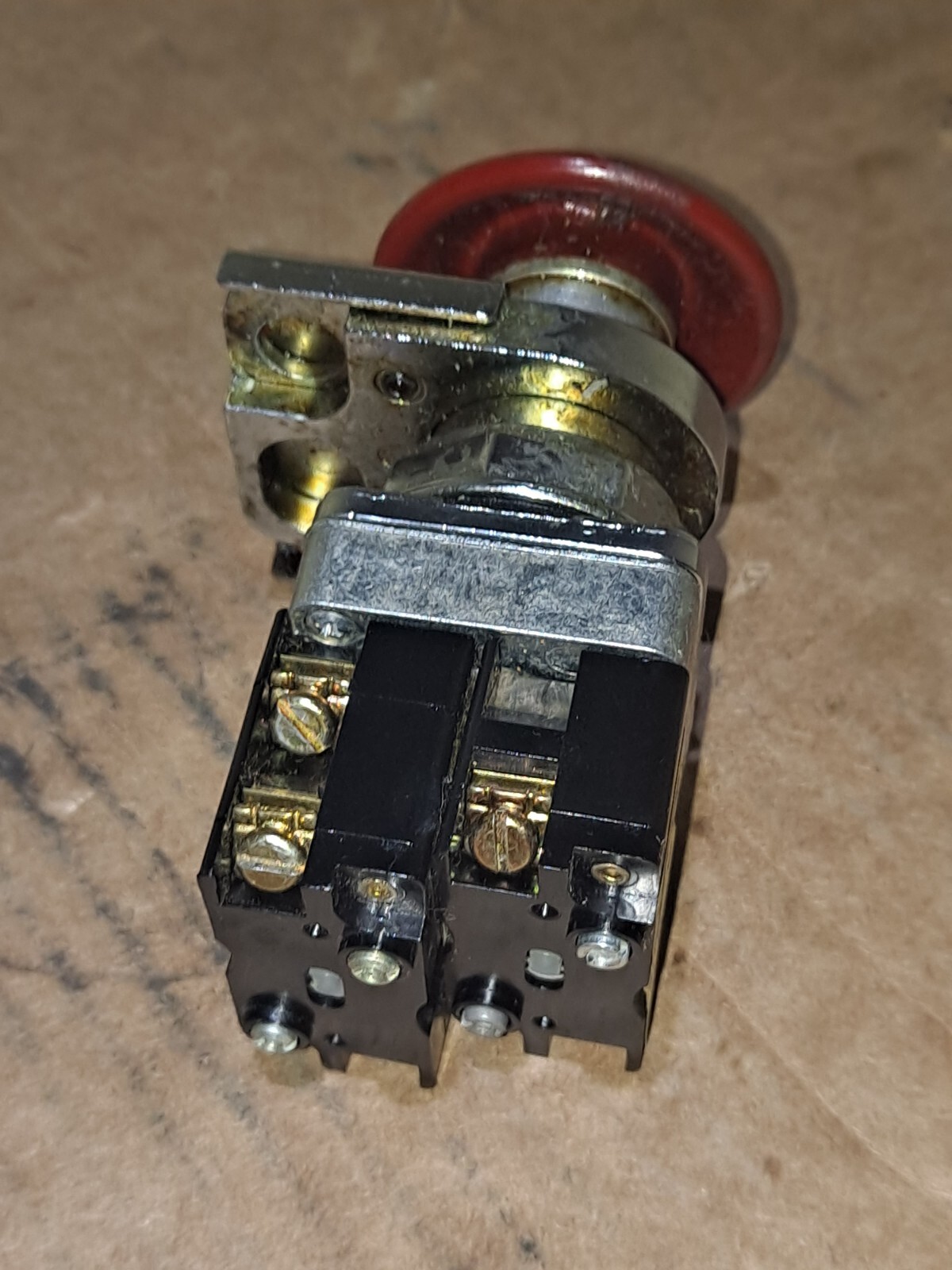 REES 40102-102 RED EMERGENCY STOP BUTTON W/ CONTACT BLOCK 50703NO-NC 50701 A NO