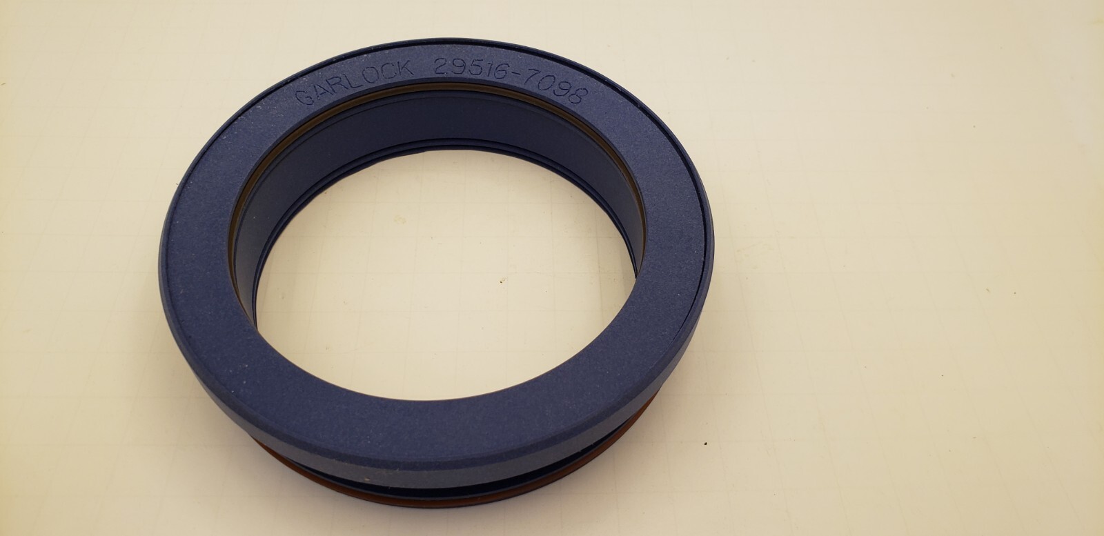 KLOZURE GARLOCK 29516-7098 ISO-GARD BEARING ISOLATOR, 3.938″x4.960″x0.994″, NIB