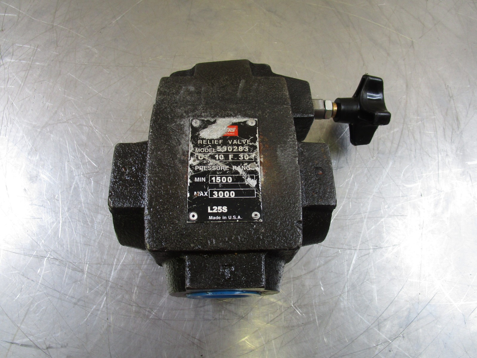 Vickers 590283 Adjustable Pressure Relief Valve Cast Iron with storage wear