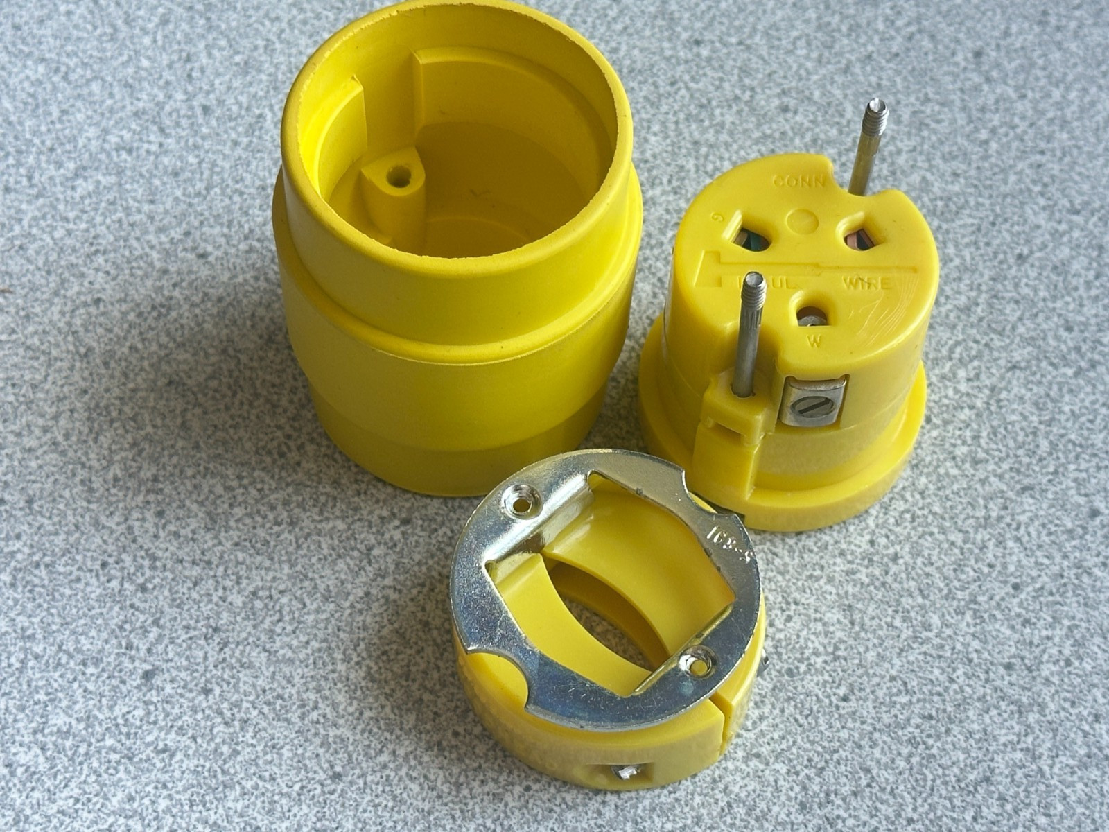 NEW WOODHEAD 2747 YELLOW NEOTEX RUBBER TURNEX CONNECTOR L5-20R 20A 125V Ground