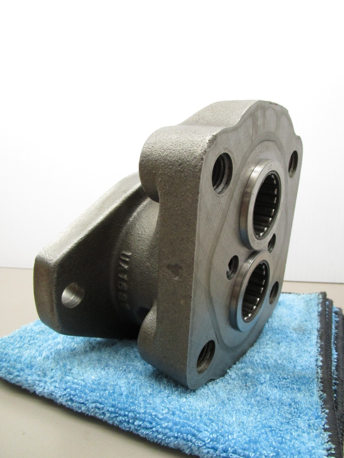 Commercial P25 P37 Hydraulic Pump Tapered Bearing Front Cover Housing 2-Bolt