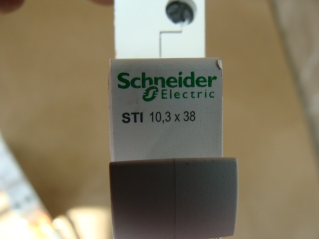 LOT OF 2 SCHNEIDER FUSE HOLDERS A9N15636 STI 10,3X38 500V