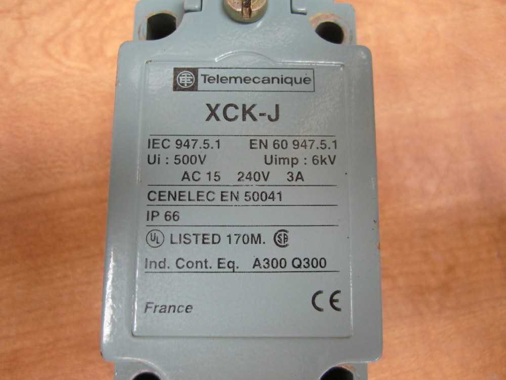 Telemecanique XCK-J Limit Switch XCKJ 092856 With ZCK-E67 Roller Type Head