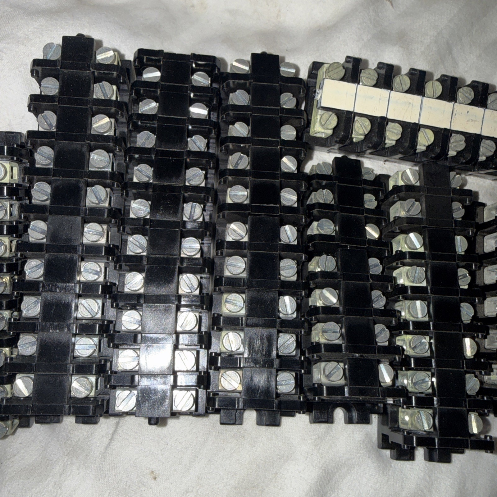 80 + Buchanan Medium Duty 524 Flat base Sectional Terminal Blocks