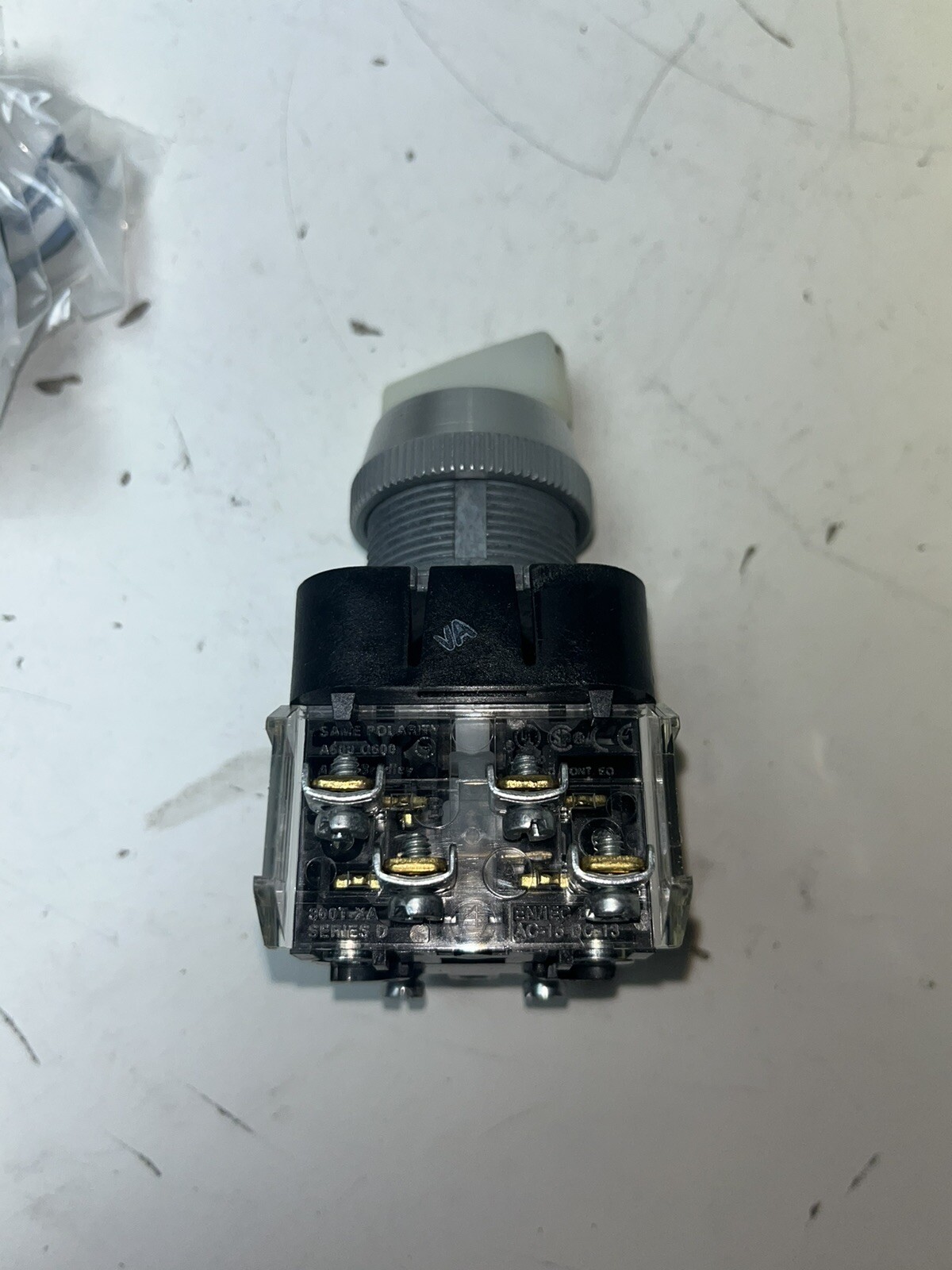 New ALLEN-BRADLEY 800T-16HW2KB6AX 30mm ILLUMINATED SELECTOR SWITC New In Box