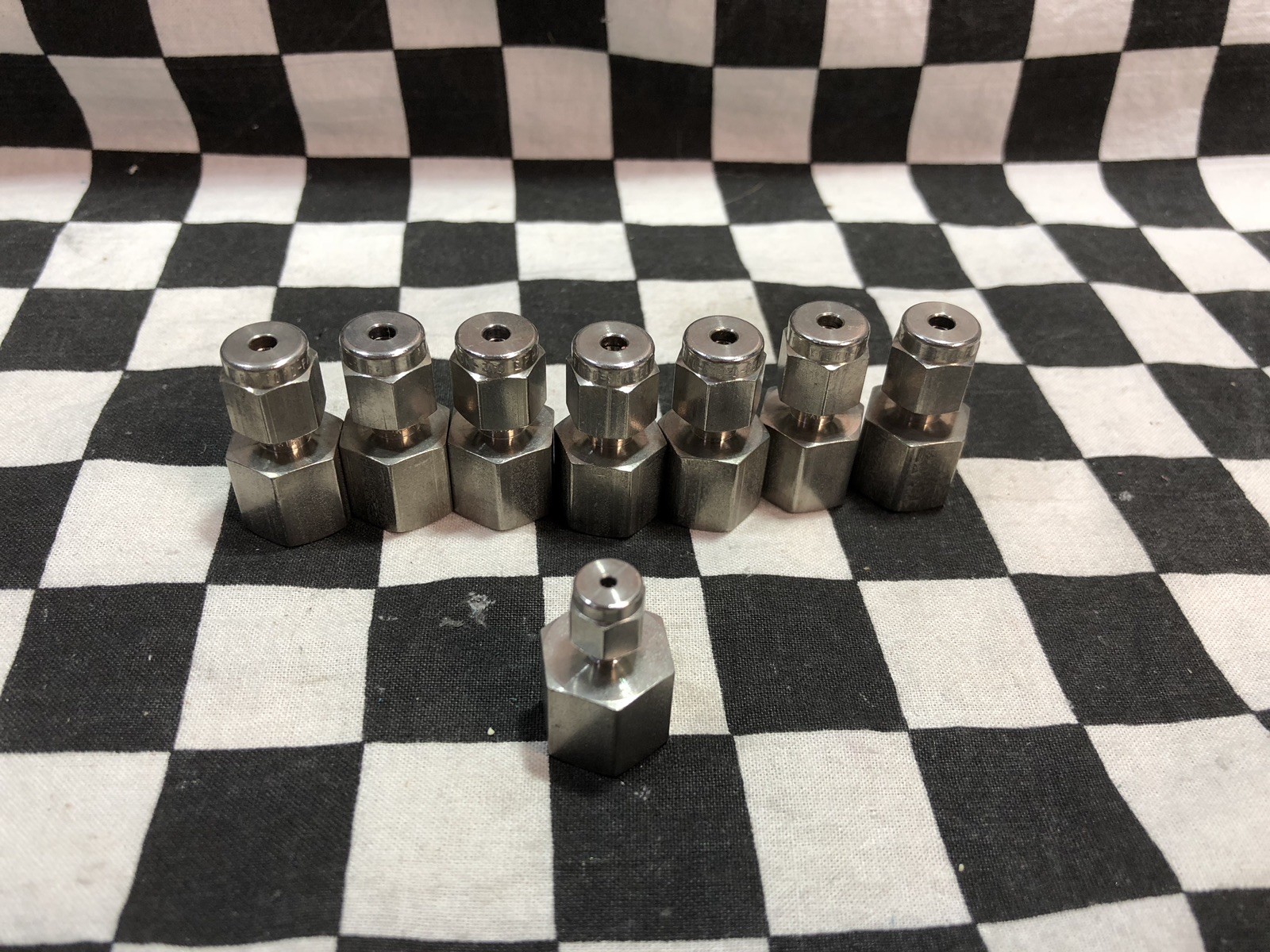 LOT OF 8, SWAGELOK FEMALE CONNECTOR SS-200-7-2 & SS-100-7-2, SHIPSAMEDAY#M35