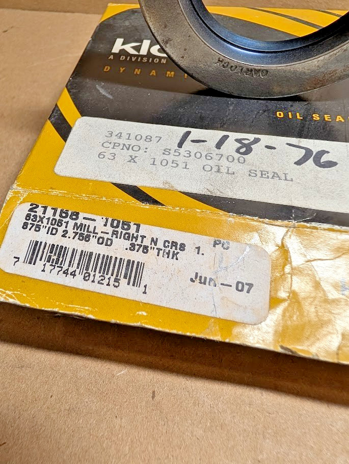 Garlock Klozure 21158-1051 Oil Seal 63X1051 2.375″ Shaft, 3.125″ OD (New In Box)