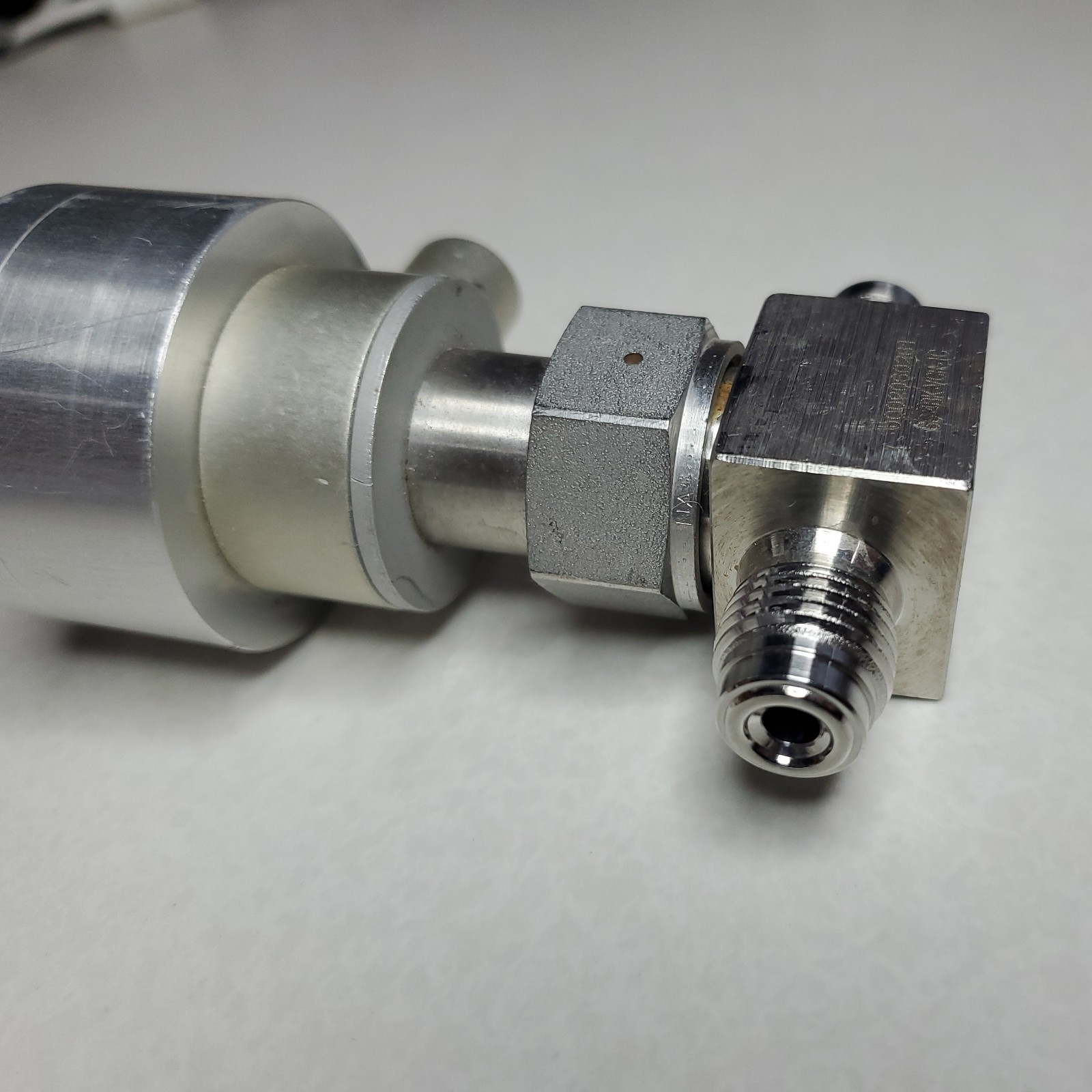 Swagelok SS-4BK-VCR-1C Bellows Sealed Pneumatic Valves 1/4 in Male VCR Lot of 2