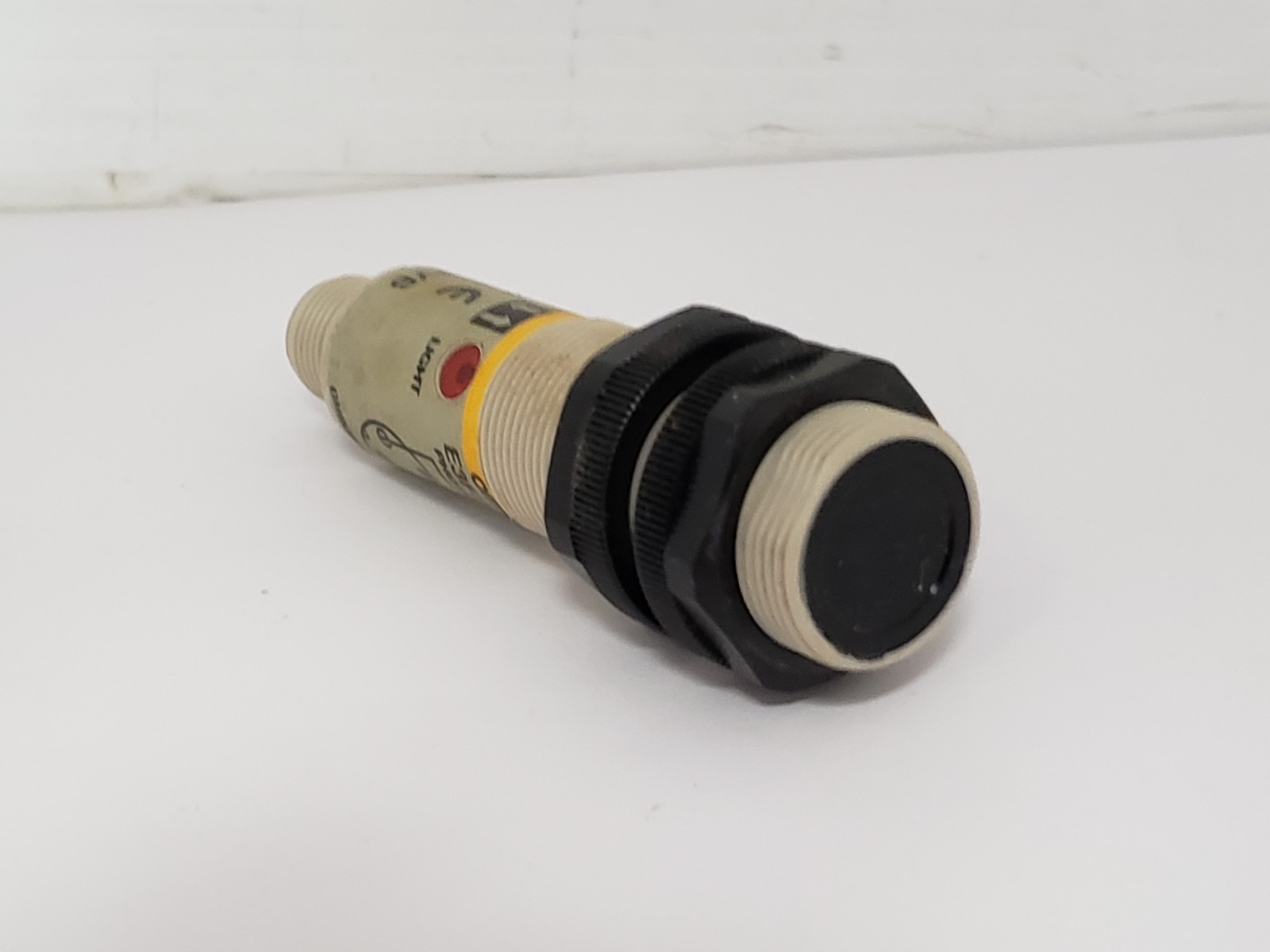 OMRON E3F2-DS10B4-P1 PHOTOELECTIC SENSOR PNP 10-30 VDC 4 PIN