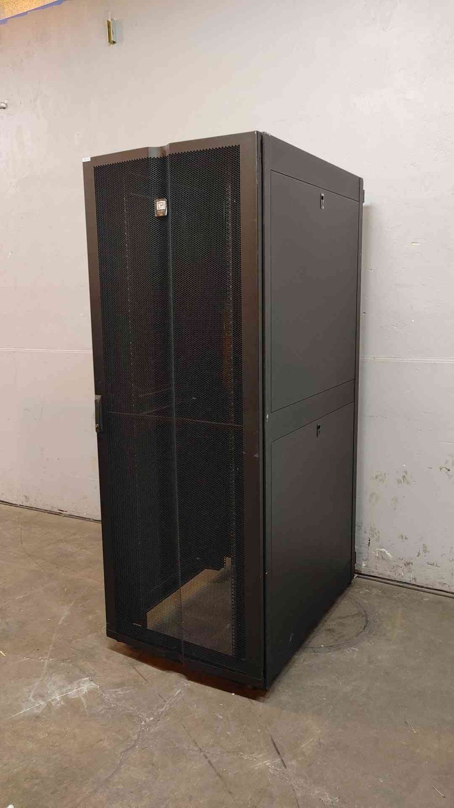 45U Chatsworth Fully Enclosed Rolling Server Rack GF-2C520-CB WIDE