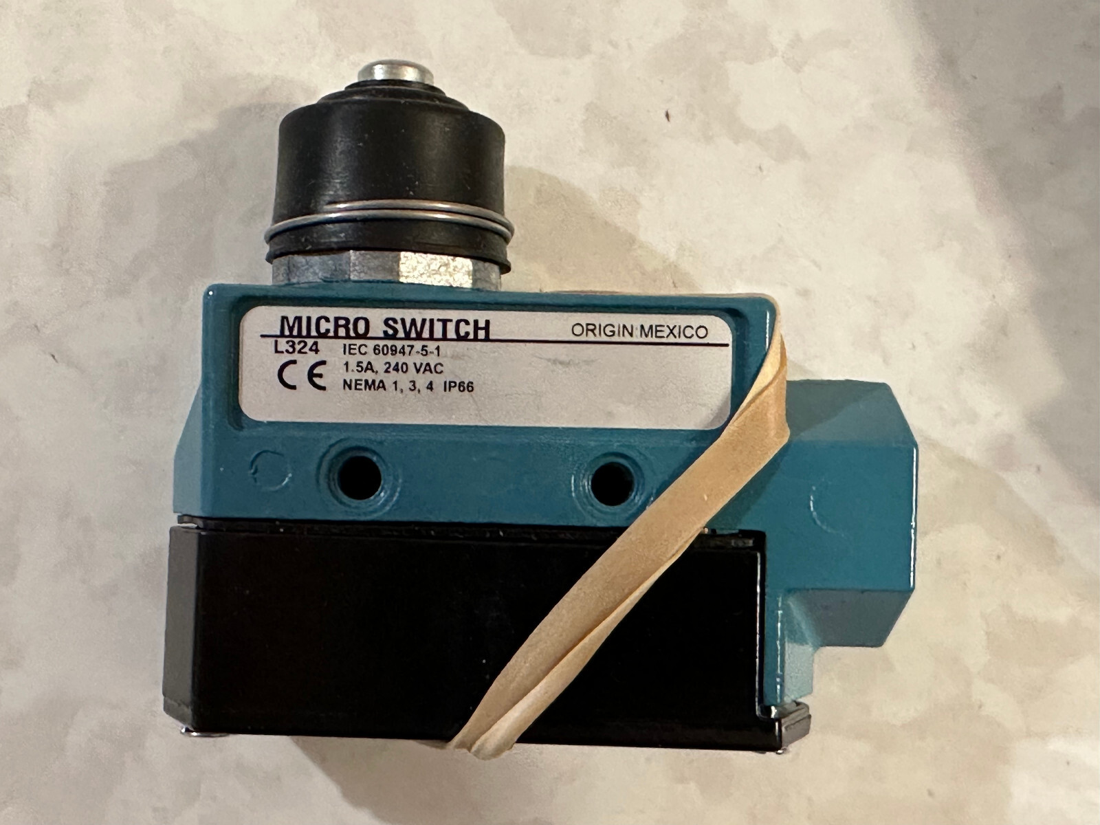 Honeywell BZE6-2RN51 Micro Switch Top Pin Plunger Seal Boot SPDT 15A Side Mount