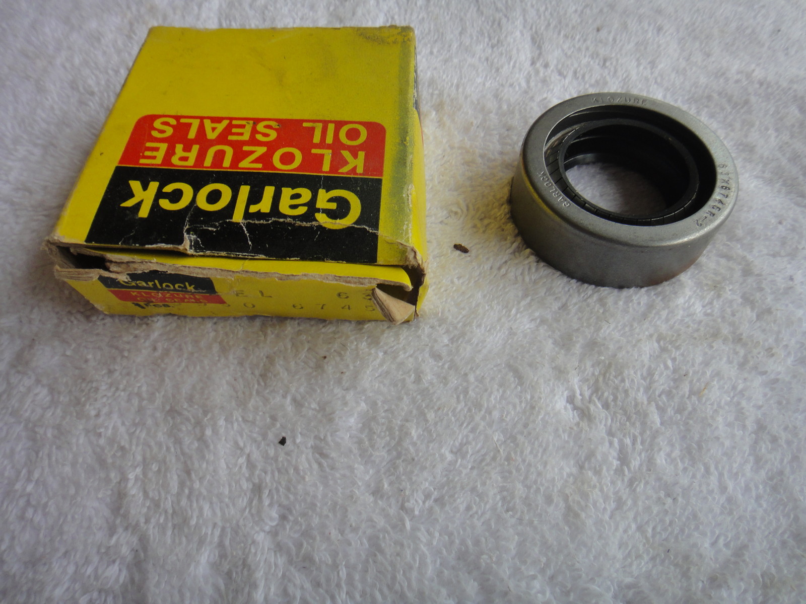 NIB Garlock Klozure Oil Seal 63 23550 6745