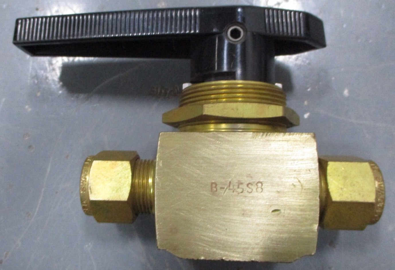 Whitey B-45S8 1/2″ Brass Ball Valve Swagelok Tube Fitting A8202WVS