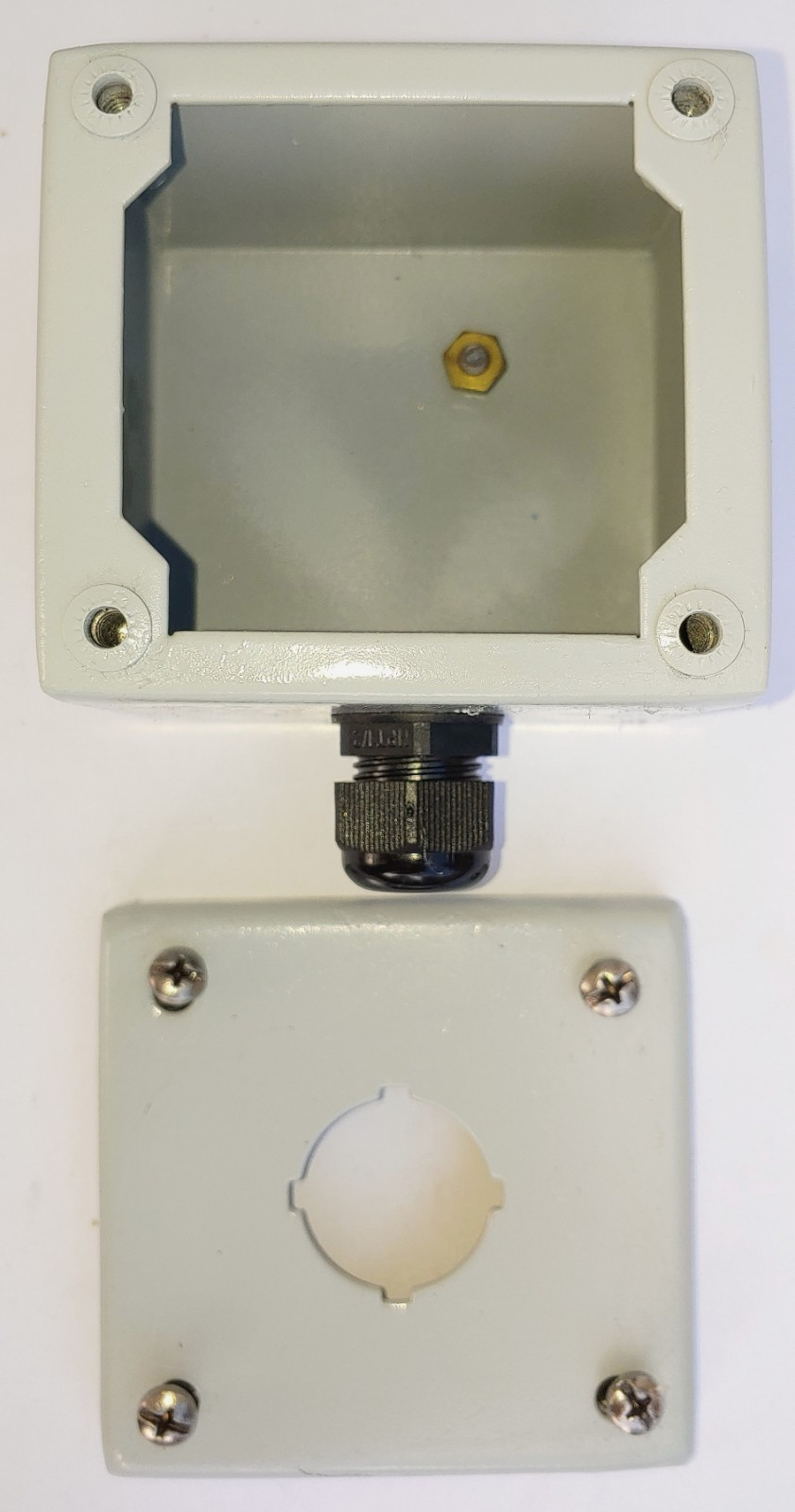 Wiegmann Hubbell PB1 Push Button Switch Enclosure 4x3x3 + 1/2″ Cord Grip USA
