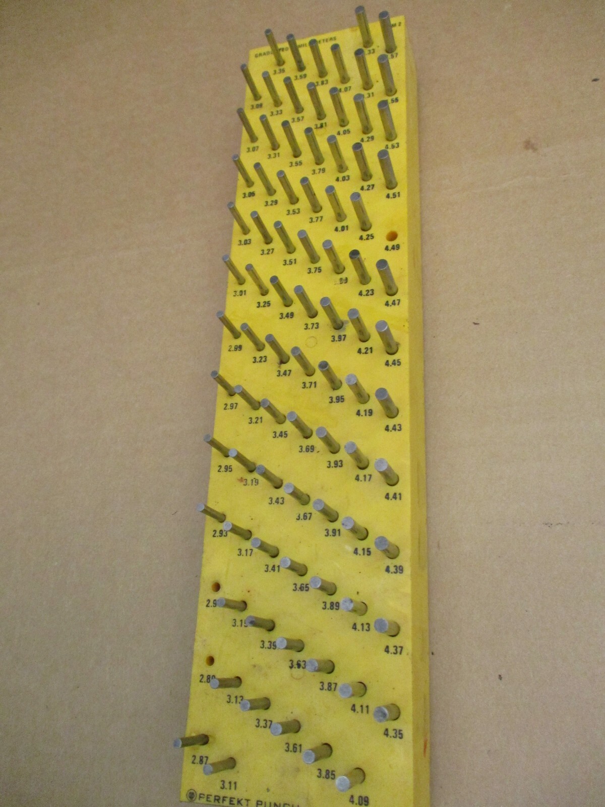 Pin Gauge Perfekt Punch Metric Graduated in Millimeters BM2 2.87~4.57 A2618DH